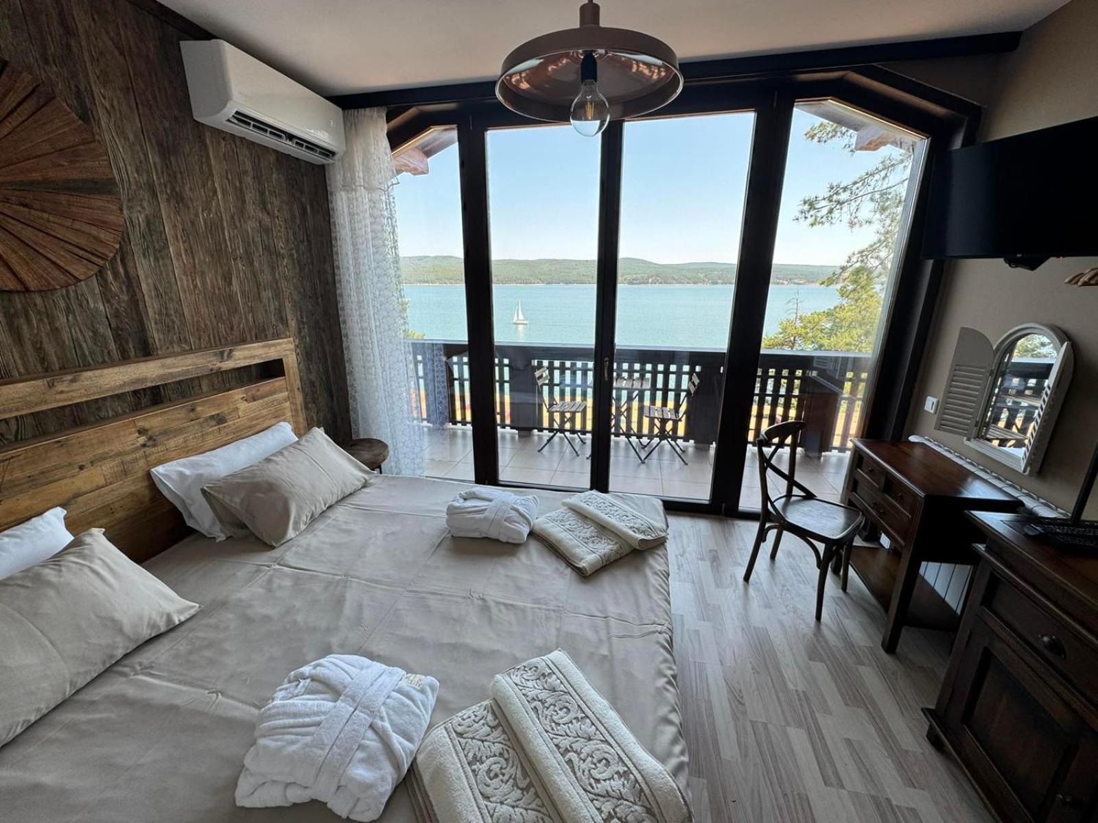 Villa Iskar Lake Residence By Bookvillabg Shtarkelovo Gnezdo Exterior foto